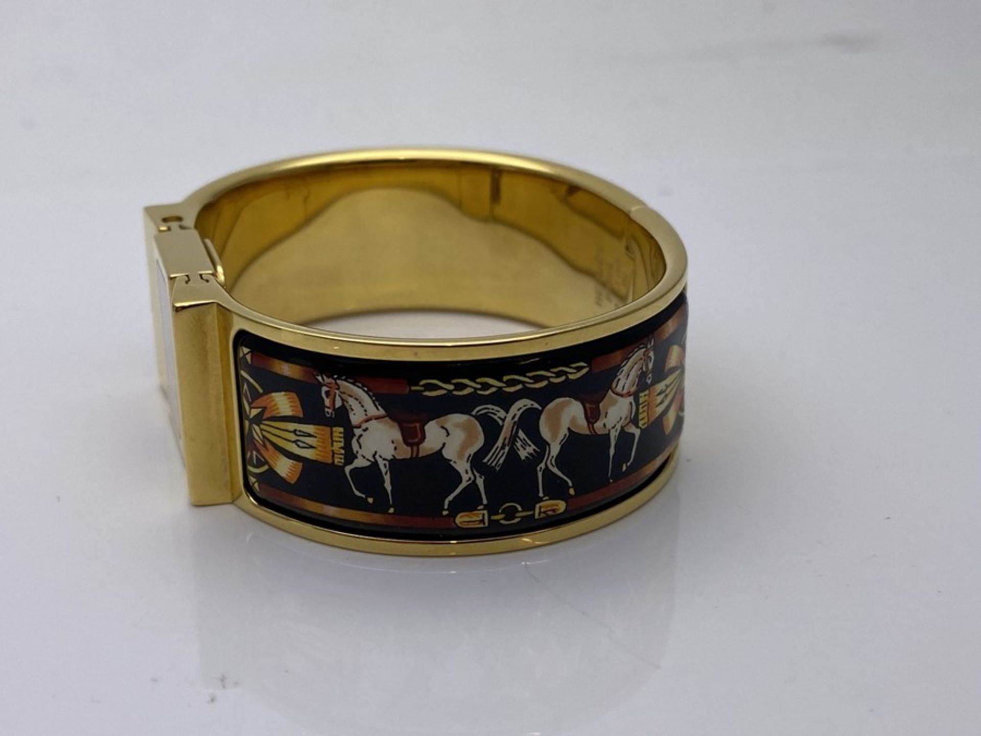 LADIES HERMES PARIS ENAMEL BANGLE WATCH, GOLD TONE, WATCH ONLY - Image 4 of 6