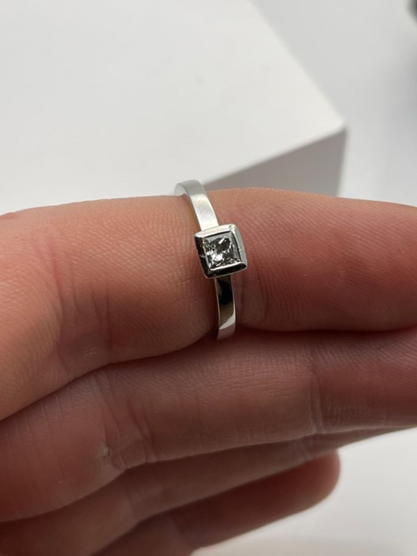 ***£2820.00*** PLATINUM DIAMOND RING, SET WITH ONE PRINCESS CUT DIAMOND, DIAMOND WEIGHT- 0.40 - Image 2 of 3