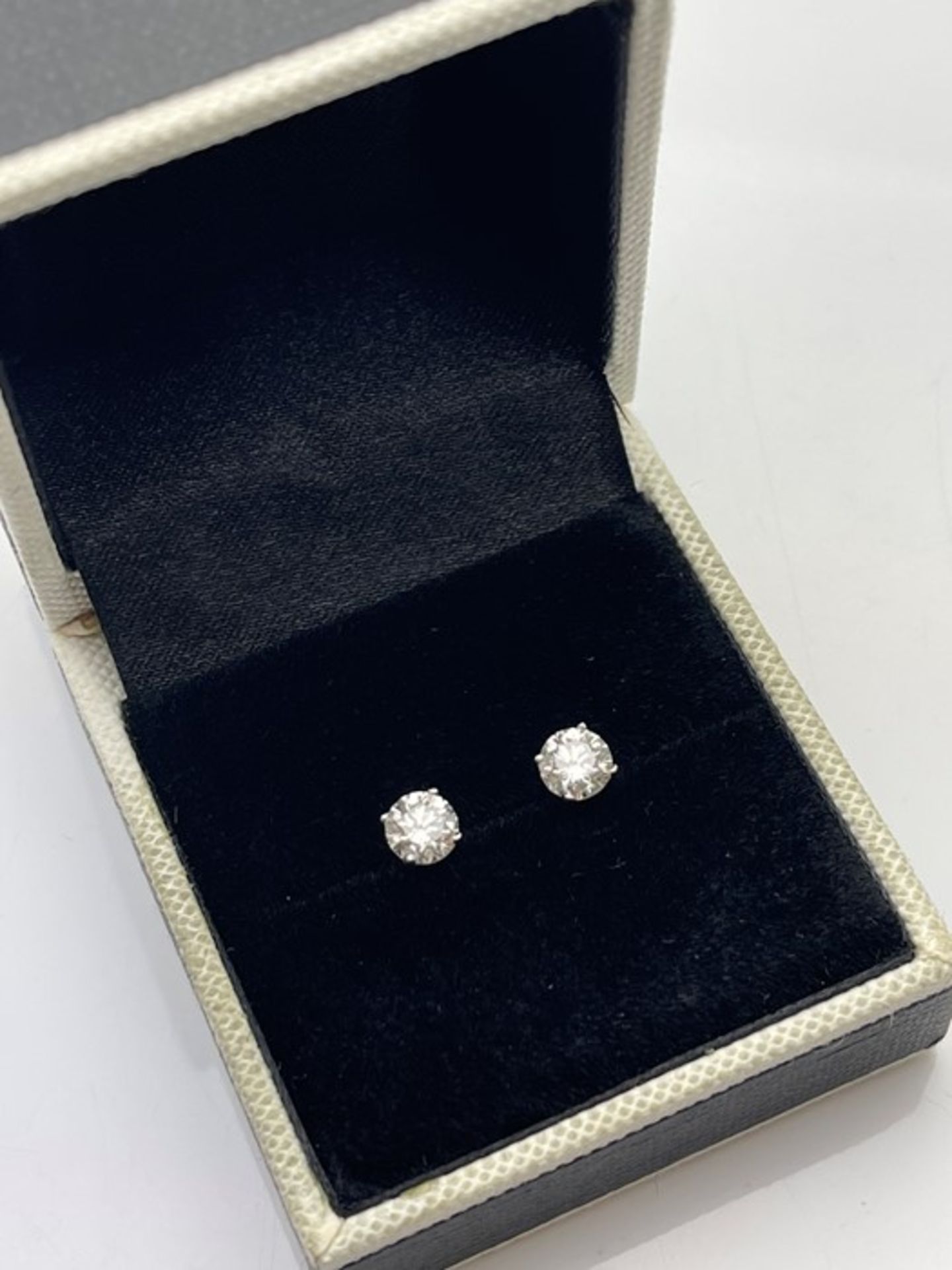 ***£7115.00*** 9CT WHITE GOLD LADIES DIAMOND SOLITAIRE EARRINGS, TOTAL DIAMOND WEIGHT- 1.07CT, - Image 2 of 2