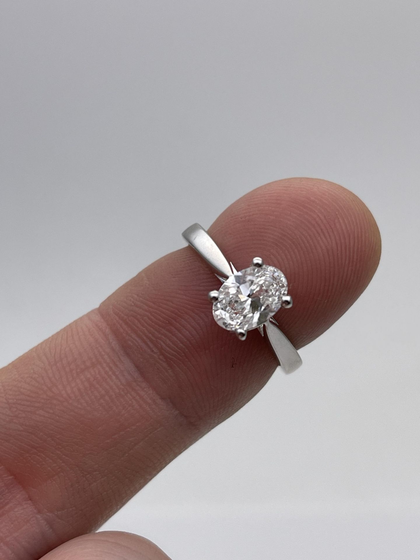 ***£12,380.00*** GIA 1.00c Accredited Oval Cut Diamond Ring, VS1, E, Includes GIA & AGI Certificate - Image 4 of 4