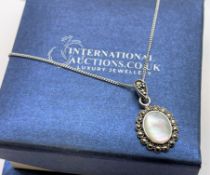 LADIES 925 STERLING SILVER NECKLACE AND ANTIQUE STYLE PENDENT SET WITH A MOTHER OF PEARL CENTER
