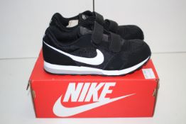BOXED BRAND NEW NIKE MD RUNNER 2 CHILDRENS VELCRO TRAINER UK SIZE 1.5 RRP £31.95Condition
