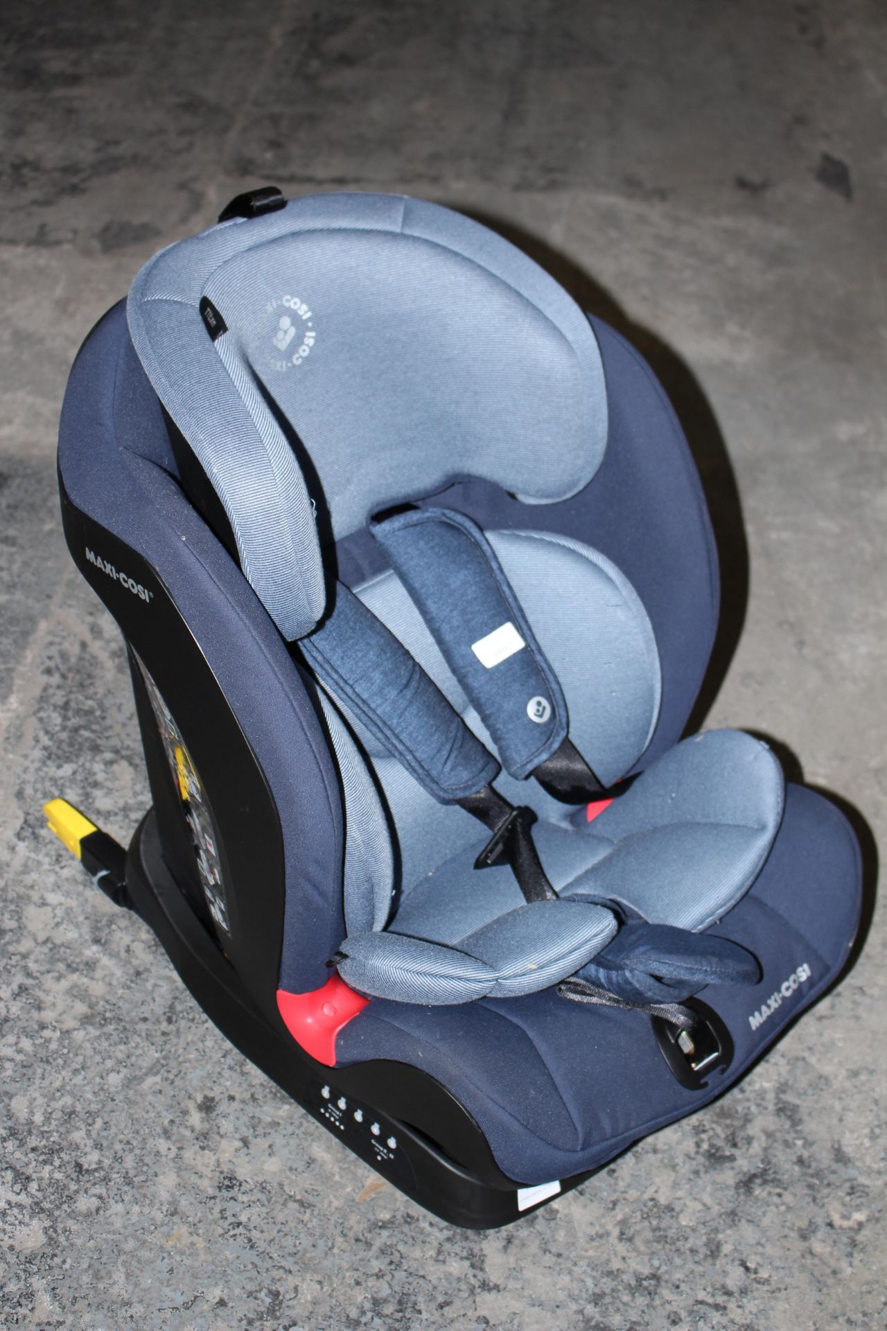 UNBOXED MAXI COSI TITAN CHILD CAR SAFETY SEAT RRP £198.00Condition ReportAppraisal Available on