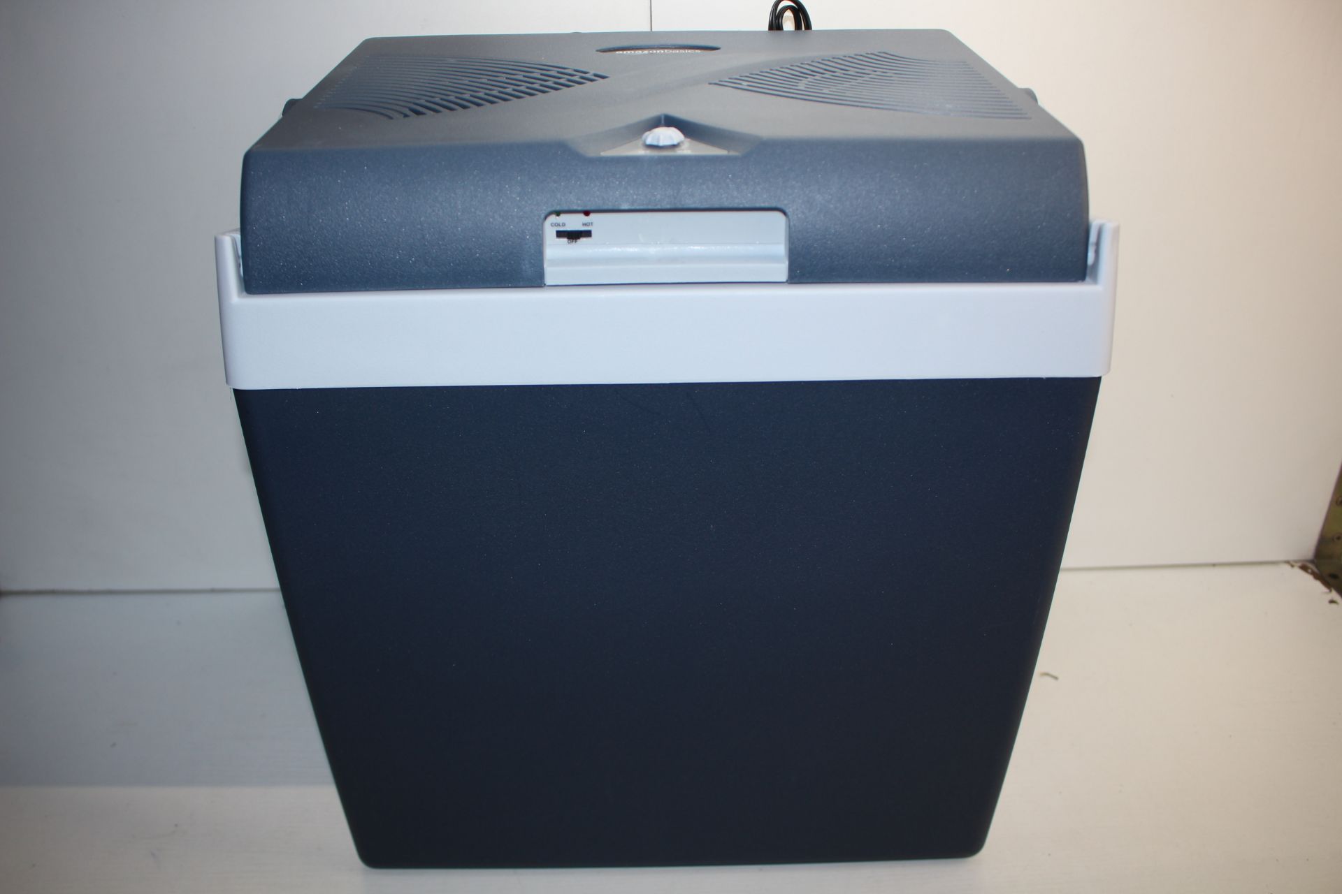 UNBOXED AMAZON BASICS ELECTRIC WARM/COOL BOX 26L RRP £49.90Condition ReportAppraisal Available on