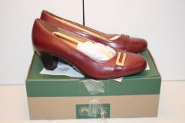 BOXED CLARKS WOMENS BURGUNDY LEATHER WOMENS SHOES SIZE 5 Condition ReportAppraisal Available on