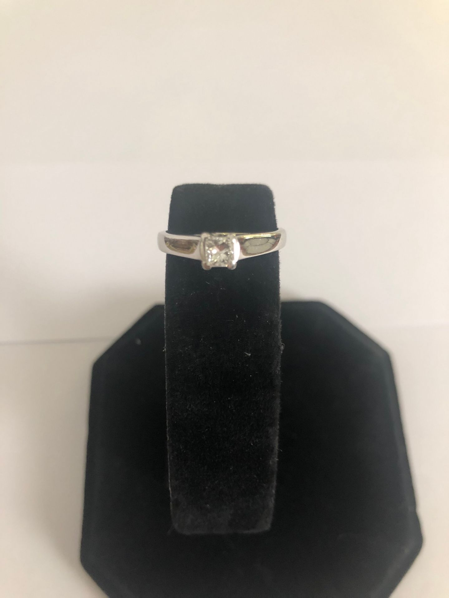 18 carat White Gold, Princess Cut Diamond Ring - Image 2 of 5