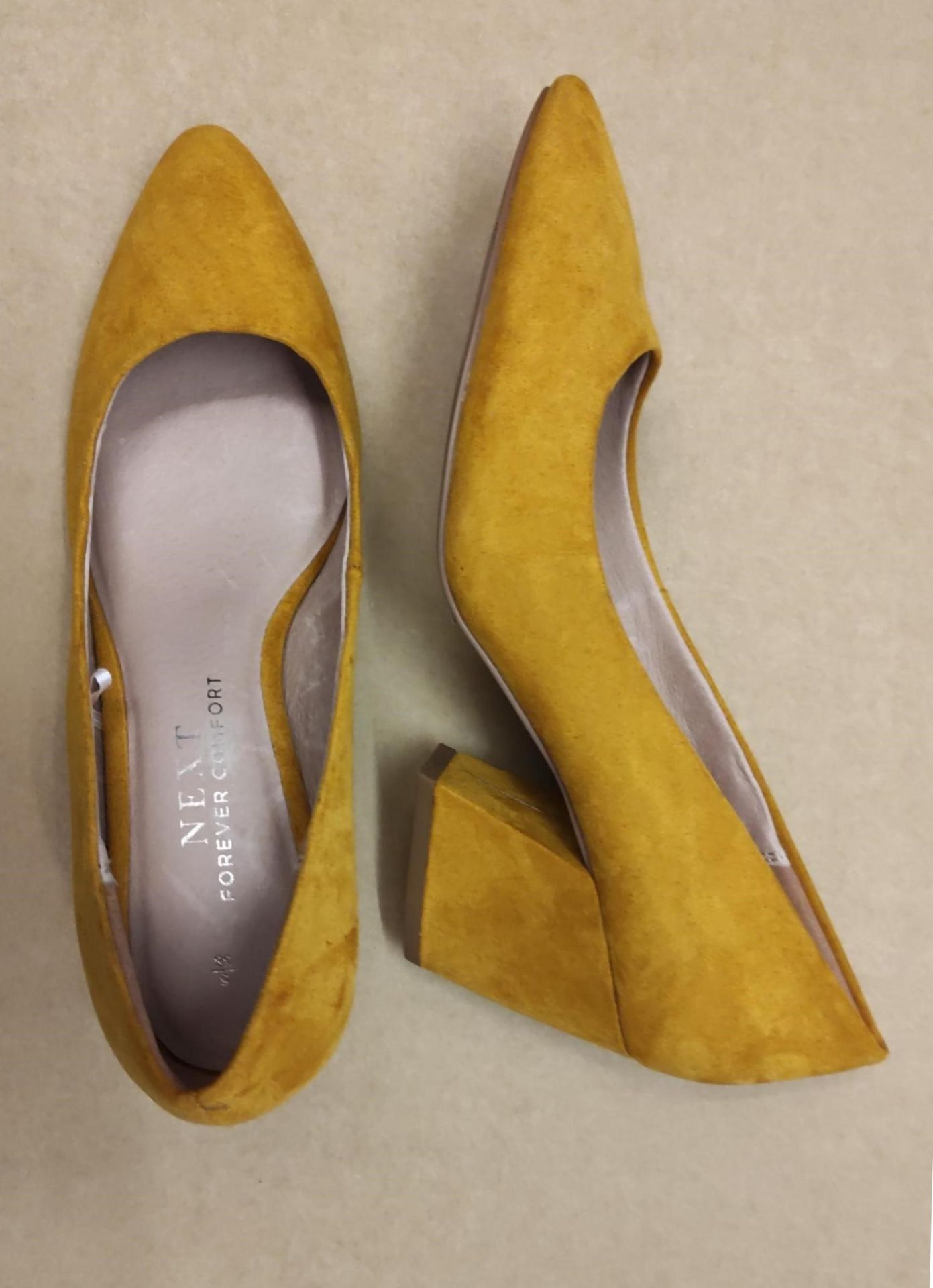 1 X UNBOXED YELLOW SUEDE LOW CHUNKY HEEL COURT SHOE SIZE 5 £35Condition ReportALL ITEMS ARE BRAND - Image 2 of 2