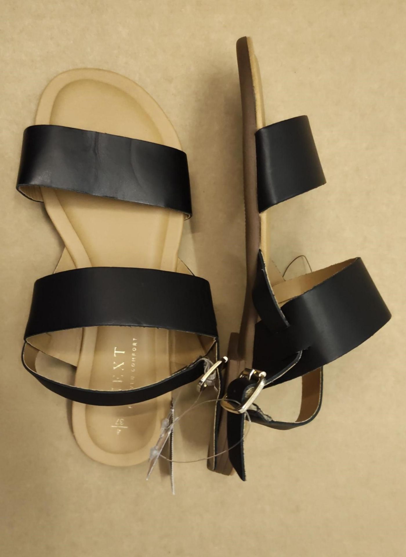 1 X UNBOXED BLACK STRAPPED SANDALS SIZE 4 £22Condition ReportALL ITEMS ARE BRAND AND INCLUDE TAGS