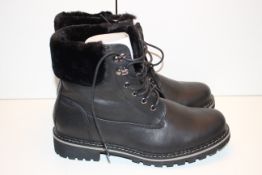 BOXED LEATHER BOOTS UK SIZE 7 RRP £39.99Condition ReportAppraisal Available on Request- All Items