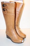 UNBOXED LADIES LEATHER BOOTS UK SIZE 6 Condition ReportAppraisal Available on Request- All Items are