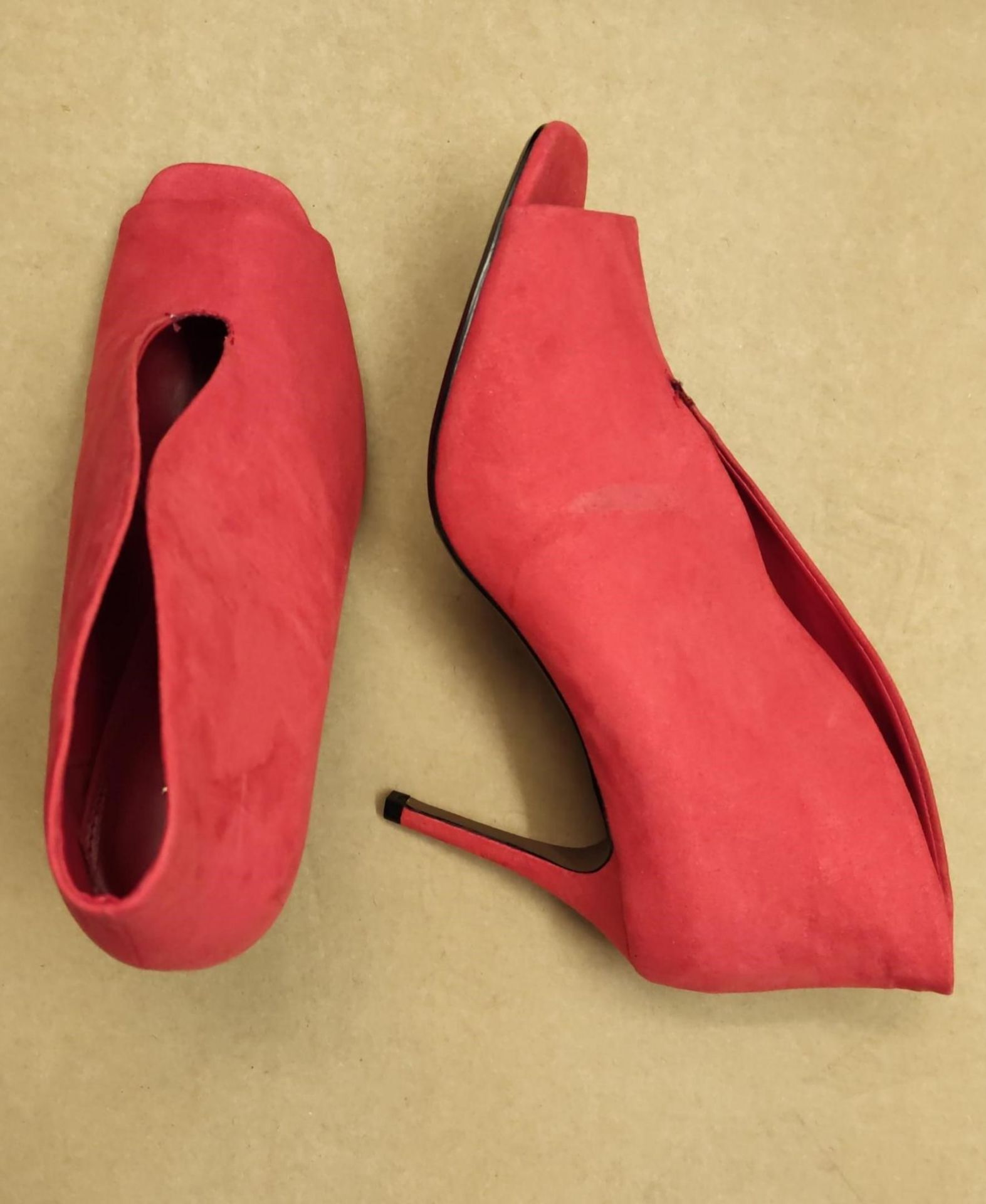 1 X UNBOXED RED SUEDE OPEN TOE ANKLE HEEL SIZE 7 £39Condition ReportALL ITEMS ARE BRAND AND