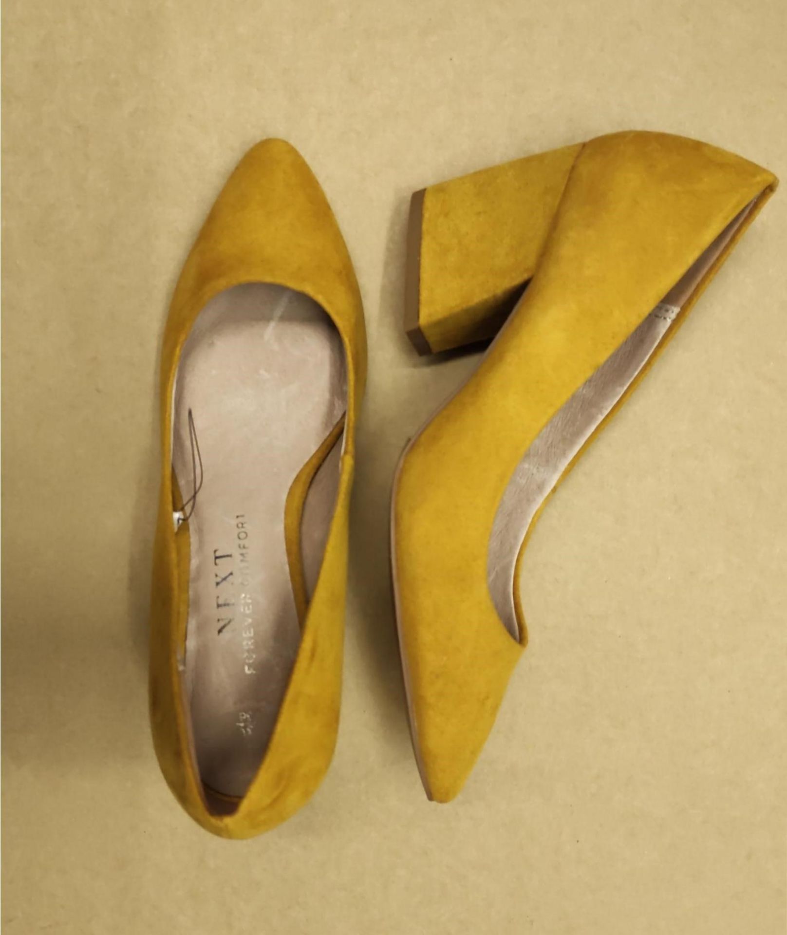 1 X UNBBOXED YELLOW SUEDE KITTEN COURT HEELS SIZE 3.5 £35Condition ReportALL ITEMS ARE BRAND NEW - Image 2 of 2