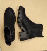 1 X UNBOXED BLACK ANKLE BOOTS SIZE 6 £50Condition ReportALL ITEMS ARE BRAND NEW WITH TAGS UNLESS