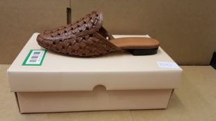 1 X BOXED BROWN SIGNATURE COLLECTION SLIP ON SHOES SIZE 6 £52Condition ReportALL ITEMS ARE BRAND NEW