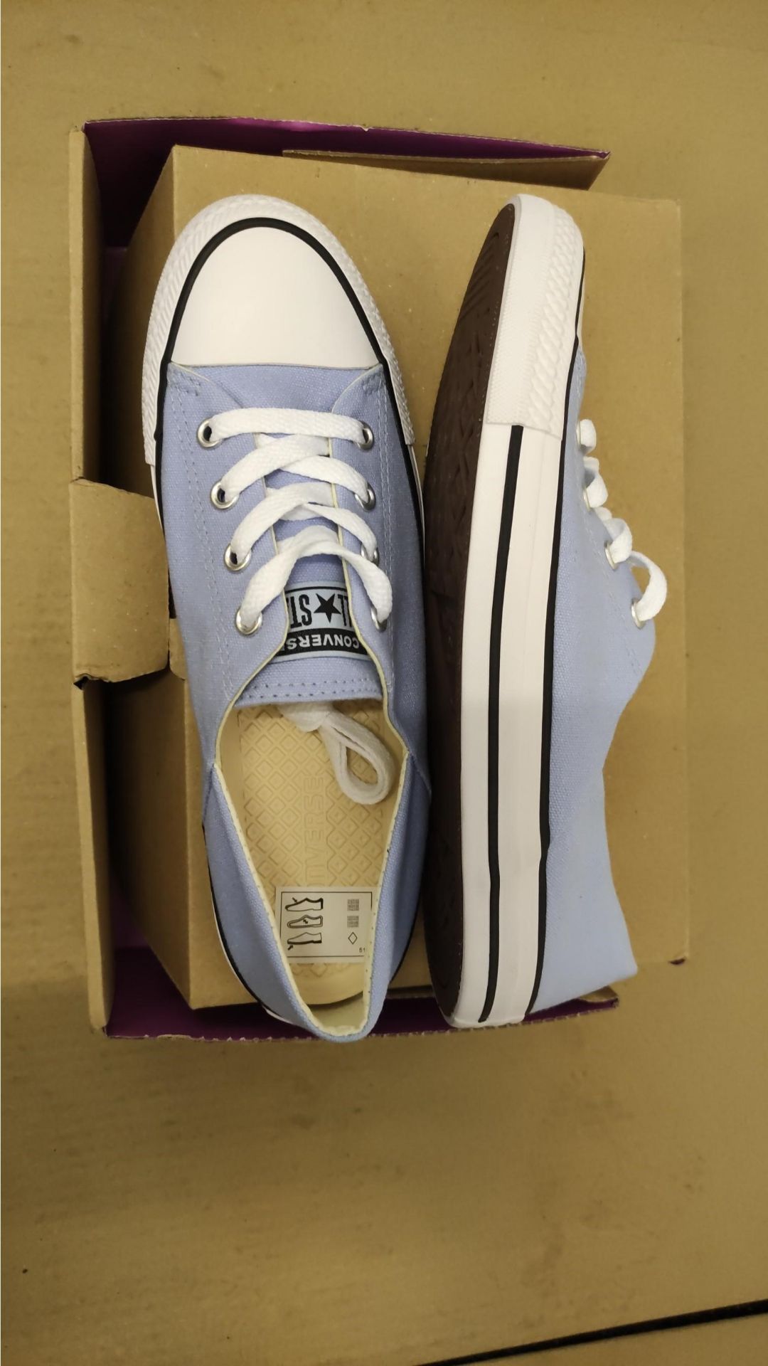 1 X BOXED PAIR OF CONVERSE SIZE 8 IN BLUE £50Condition ReportALL ITEMS ARE BRAND NEW WITH TAGS