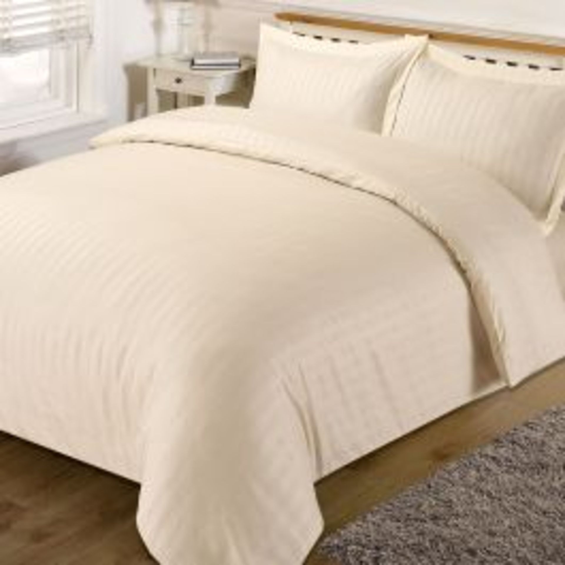 SATIN CREAM SINGLE DUVET SET (IMAGE IS FOR ILLUSTRATIVE OURPOSE ONLY ITEM IS A SINGLE PLAIN SET) RRP