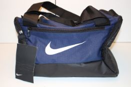 SMALL UNBOXED NIKE SPORTS BAG RRP £19.99Condition ReportAppraisal Available on Request- All Items