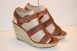 BOXED CLARKS TAN LEATHER MARITSA GLAD HEELED SHOE UK SIZE 7 RRP £37.99Condition ReportAppraisal