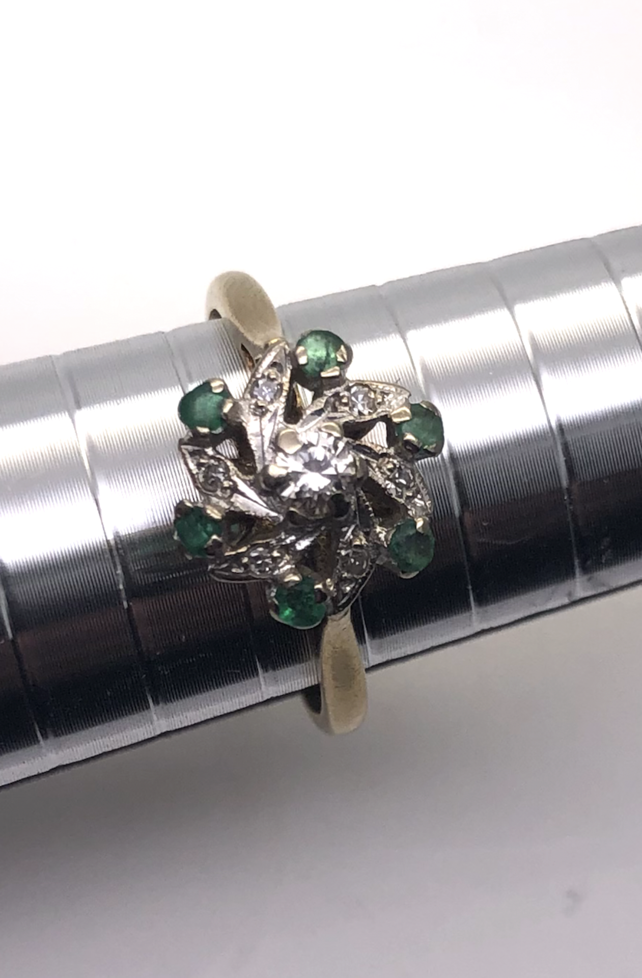 18ct yellow gold ring Set with 6 emeralds