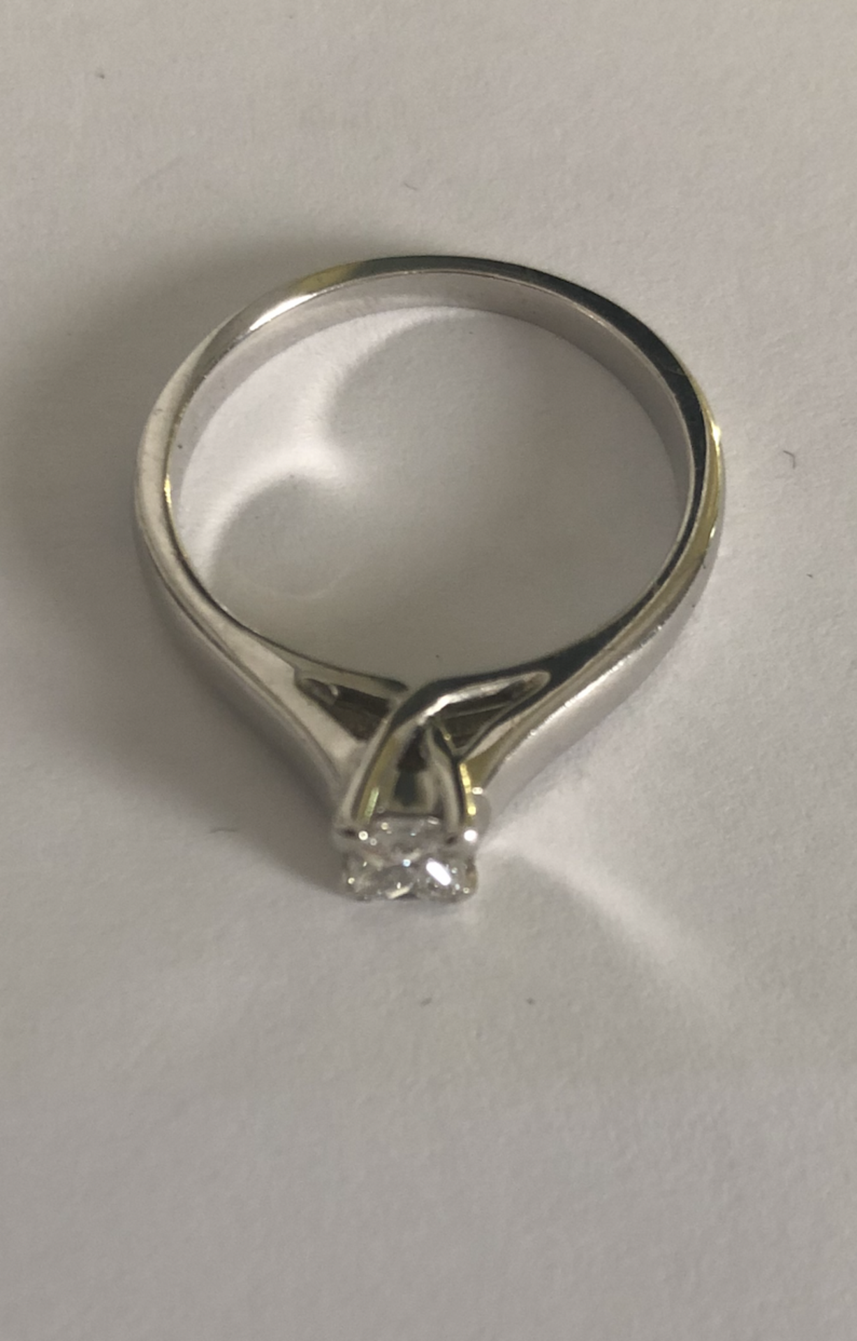 18 carat White Gold Ring with 0.4 carat Princess Cut Diamond - Image 4 of 4