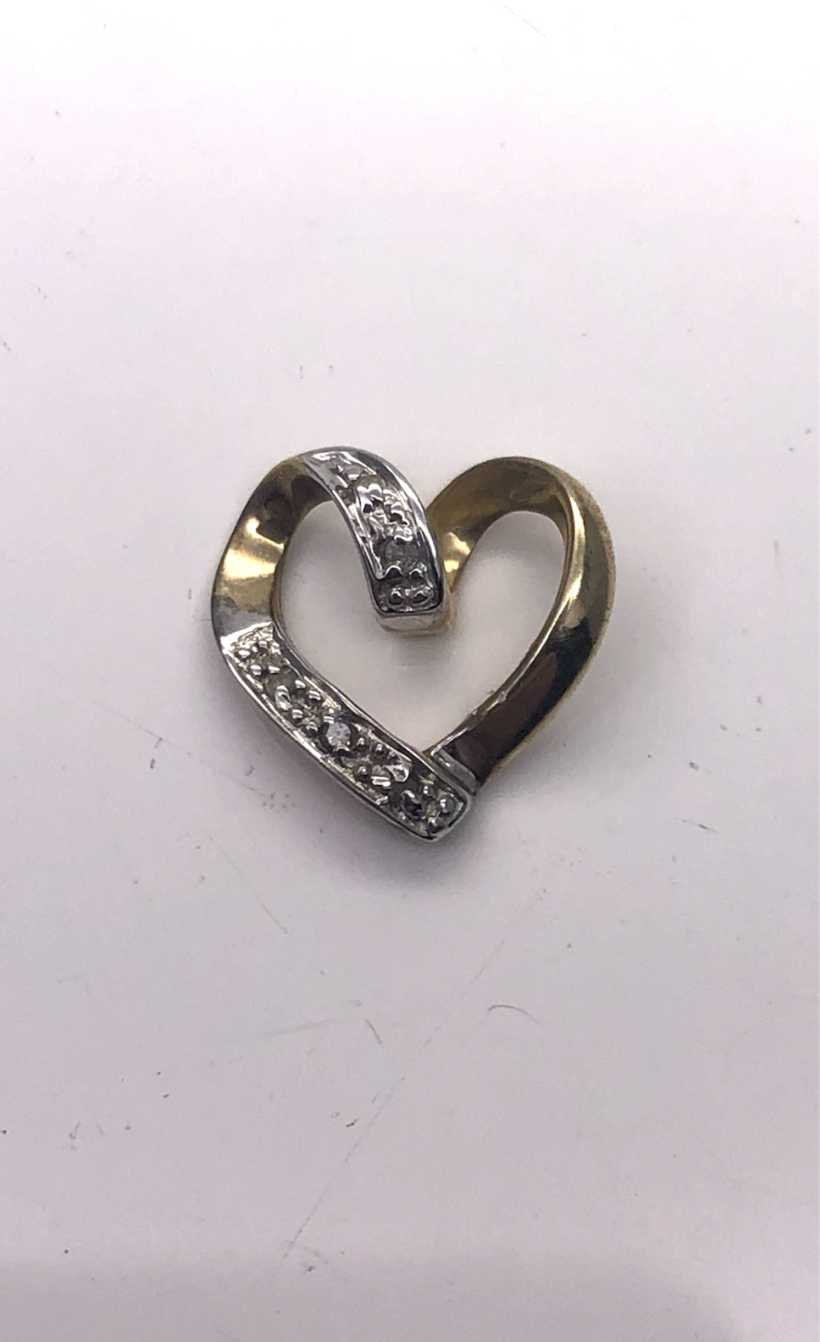 9ct yellow gold heart shaped diamond pendant set with 5 round diamonds 0.8g