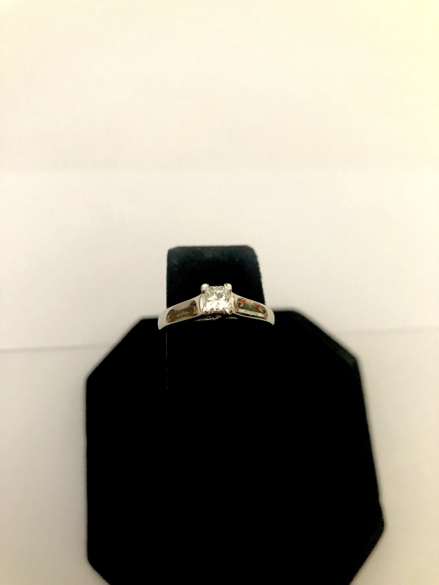 18 carat White Gold Ring with 0.4 carat Princess Cut Diamond - Image 2 of 4