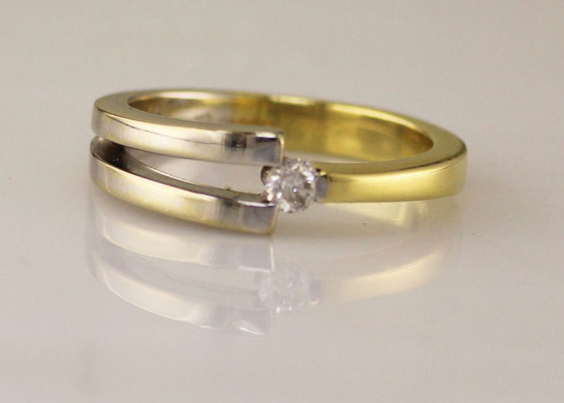 18ct Single Stone Two Tone Diamond Set Ring H SI 0.13 Carats - Valued by AGI £2,355.00 - A - Image 7 of 8