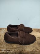 UNBOXED MENS SIZE 10 BROWN T&C SLIPPERS RRP £6.99Condition ReportAppraisal Available on Request- All