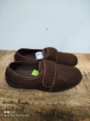 BOXED MENS SIZE 8 BROWN T&C SLIPPERS RRP £6.99Condition ReportAppraisal Available on Request- All