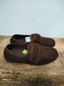 BOXED MENS SIZE 7 BROWN T&C SLIPPERS RRP £6.99Condition ReportAppraisal Available on Request- All