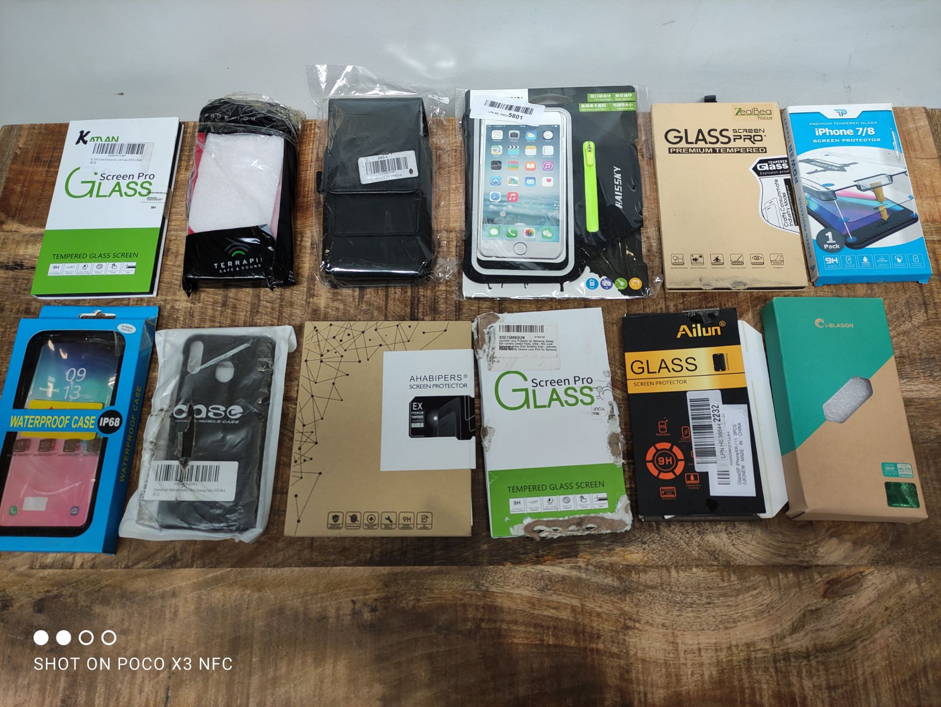 1 LOT TO CONTAIN 12 ASSORTED ITEMS TO INCLUDE PHONE CASES AND SCREEN PROTECTORS (IMAGE DEPICTS