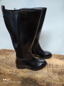 BOXED WOMENS SIZE 5 EX WIDE BLACK PATENT DIXIE BOOTS RRP £17.99Condition ReportAppraisal Available