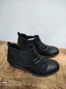 UNBOXED WOMENS SIZE 6 WIDE BLACK SHOES Condition ReportAppraisal Available on Request- All Items are