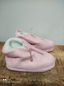 UNBOXED WOMENS SIZE 7 E FIT PINK SLIPPERS Condition ReportAppraisal Available on Request- All