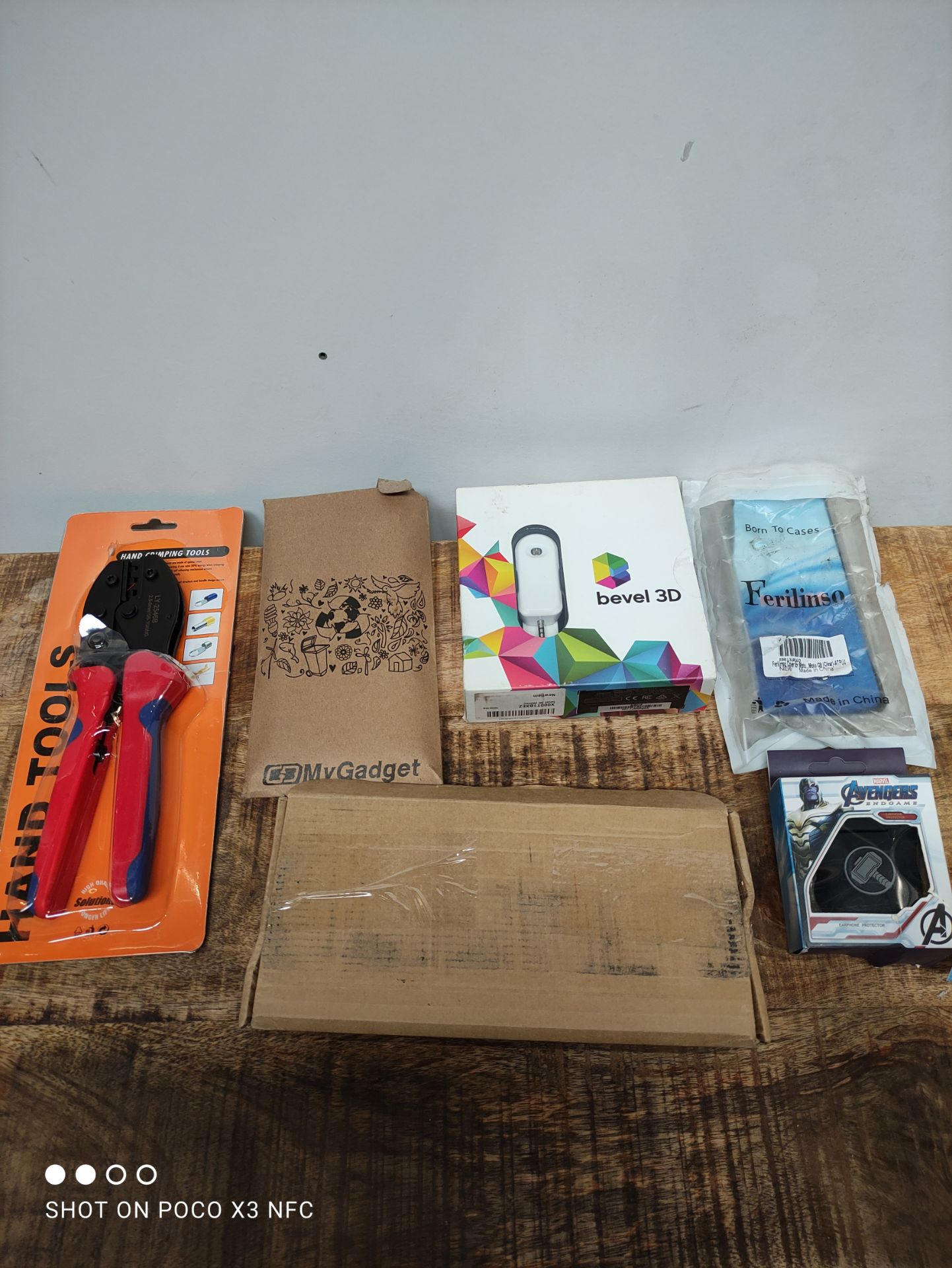 1 LOT TO CONTAIN 6 ASSORTED ITEMS TO INCLUDE HAND TOOL/PHONE CASES AND OTHER (IMAGE DEPICTS
