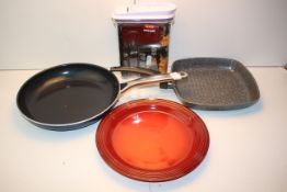 4X ASSORTED ITEMS TO INCLUDE LE CREUSET & OTHER (IMAGE DEPICTS)Condition ReportAppraisal Available