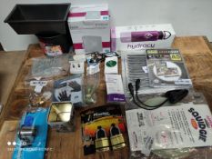 1 LOT TO CONTAIN 19 ASSORTED ITEMS TO INCLUDE CARD STAND/BAKING TINS/GLASSES AND MORE (IMAGE DEPICTS