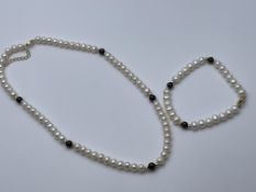 BRAND NEW GIANI JEWELLERY LADIES NECKLACE AND BRACELET SET, SET WITH CULTURED PEARLSCondition