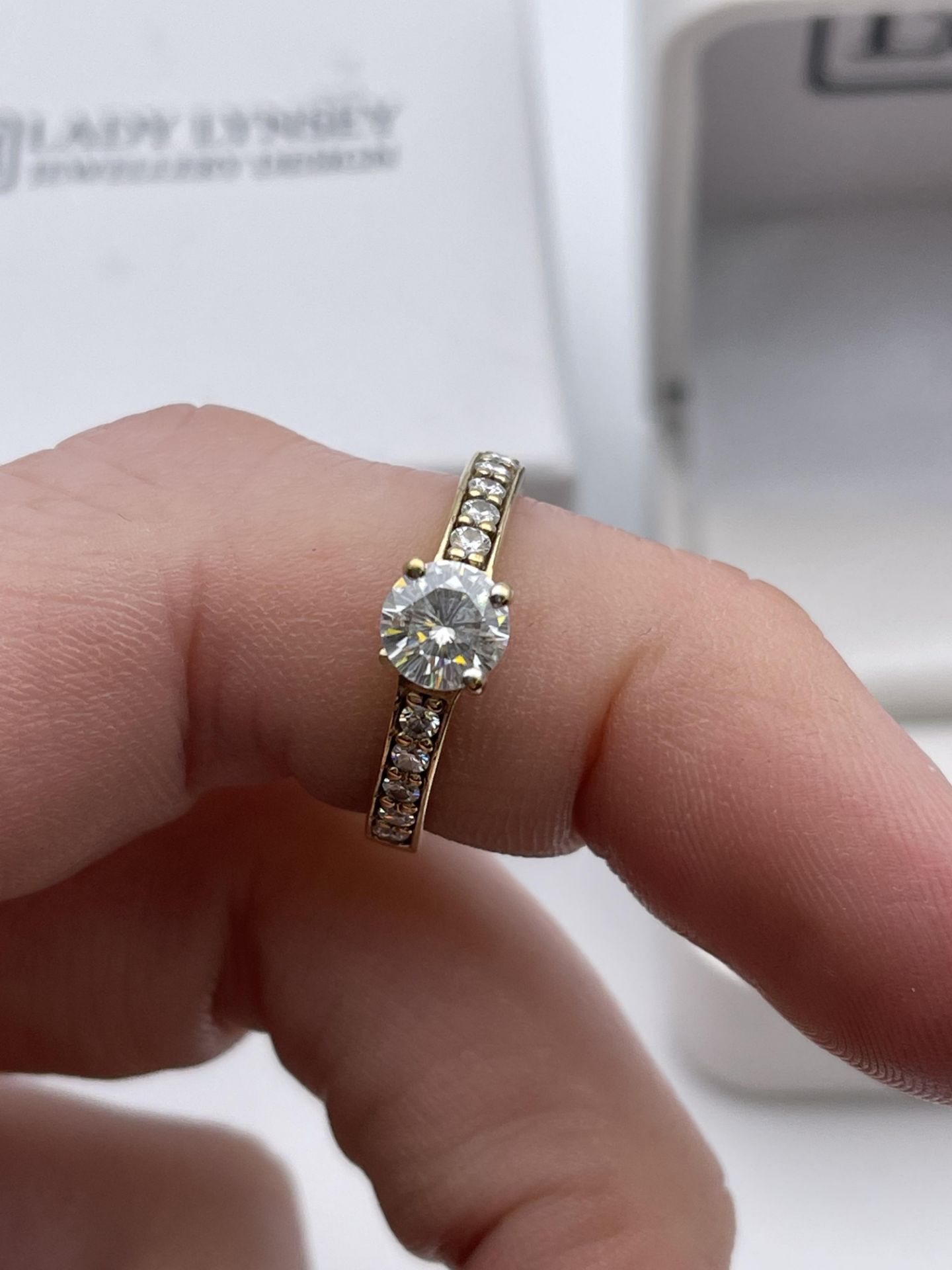BOXED LADY LYNSEY JEWELLERY DESIGN, 9CT YELLOW GOLD SOLITAIRE RING, SET WITH STONES ON THE SHANK, - Image 2 of 3