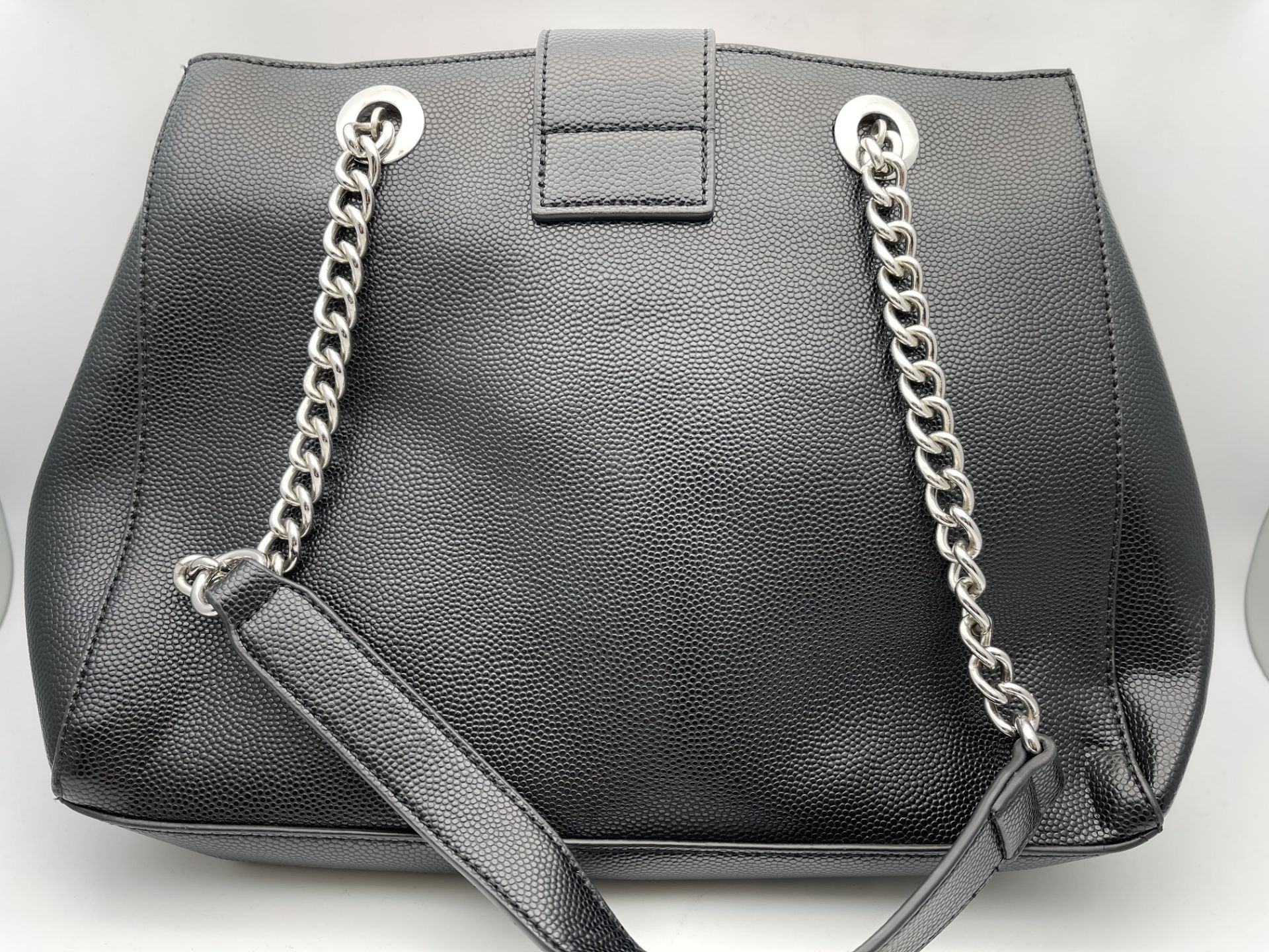 LADIES MARIO VALENTINO BLACK LEATHER HANDBAG, INCLUDES RED DUSTBAG, APPEARS NEW, RRP-£170. - Image 2 of 2