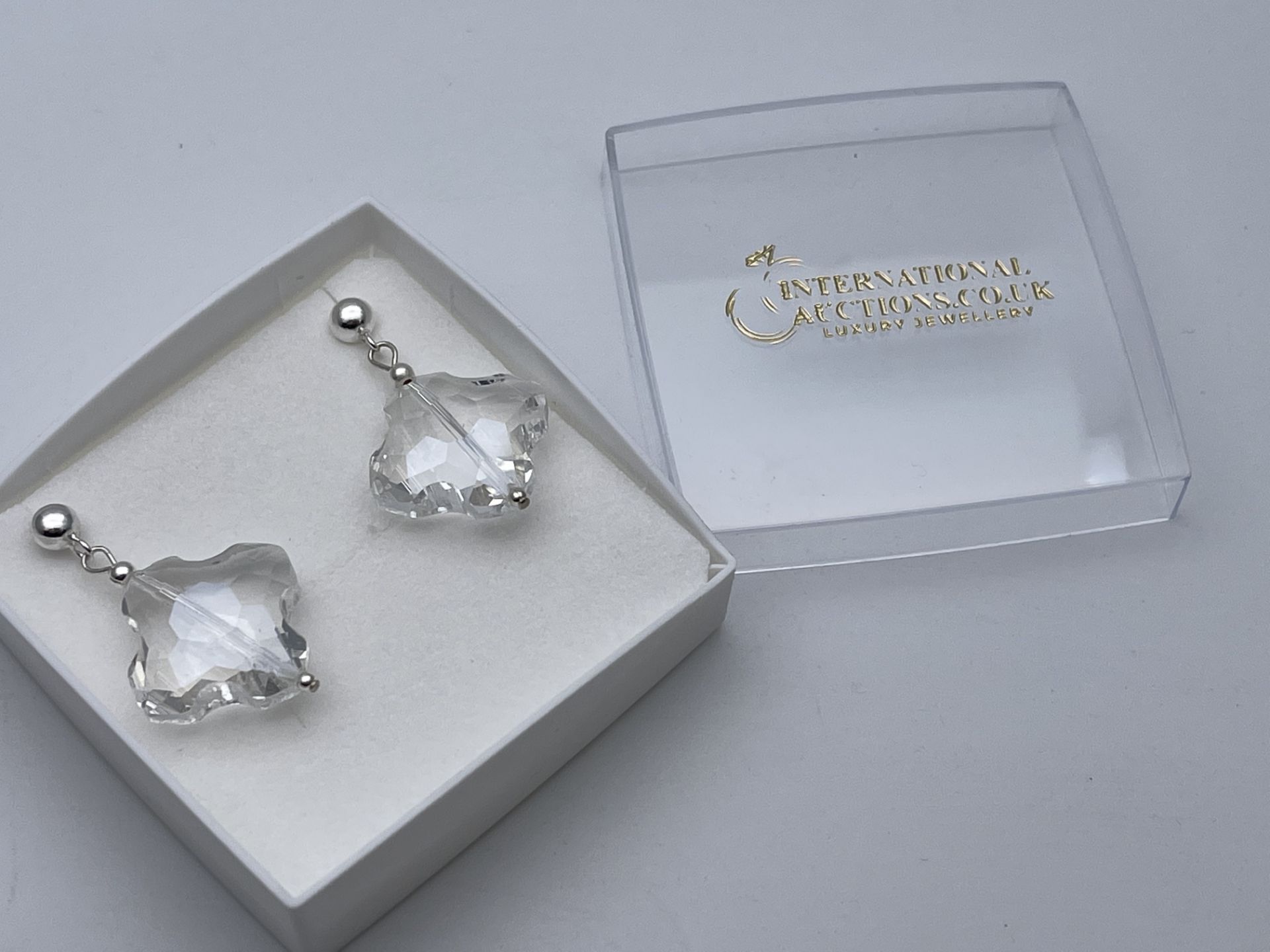 BRAND NEW LADIES 925 STERLING SILVER LARGE CRYSTAL DROP EARRINGS, SRP-£45.00Condition ReportBRAND