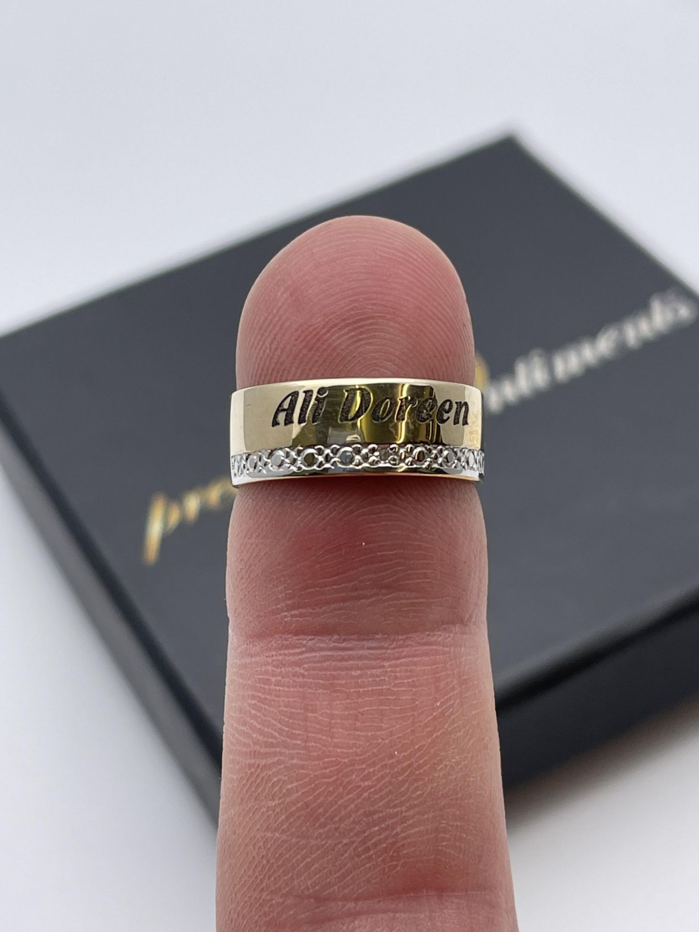 BOXED 9CT YELLOW AND WHITE GOLD WEDDING BAND, BY PRECIOUS SENTIMENTS, SIZE- M, SET WITH ONE SMALL - Image 2 of 2