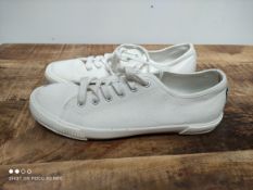 MENS WHITE LACE UP PUMPS SIZE 10 - RRP £29Condition ReportAppraisal Available on Request- All