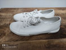 MENS WHITE LACE UP PUMPS SIZE 10 - RRP £29Condition ReportAppraisal Available on Request- All