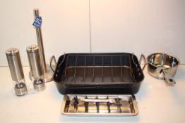 5X ASSORTED ITEMS TO INCLUDE PAN, ROASTING TRAY, SALT & PEPPER GRINDERS & OTHER (IMAGE DEPICTS