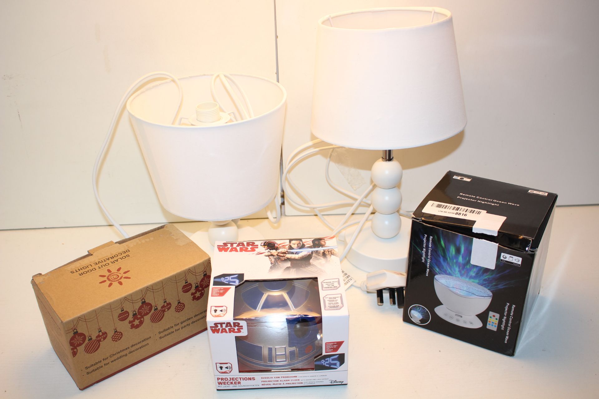 5X ASSORTED ITEMS TO INCLUDE STAR WARS R2D2 CLOCK PROJECTOR TABLE LAMPS & OTHER (IMAGE DEPICTS