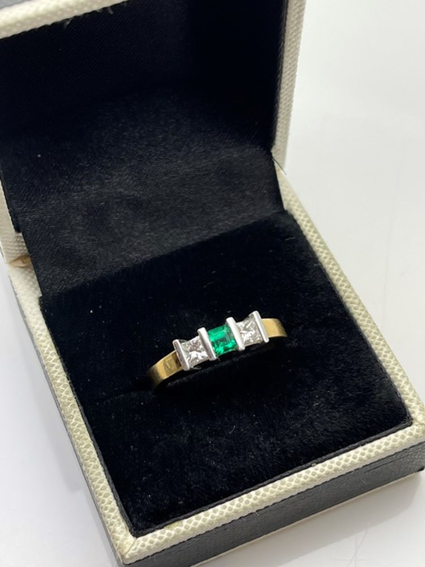 ***£2575.00*** 18CT YELLOW AND WHITE GOLD LADIES DIAMOND AND EMERALD RING, SET WITH TWO PRINCESS CUT