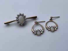 9CT YELLOW GOLD MATCHING EARRINGS AND BROOCH, SET WITH OPALS