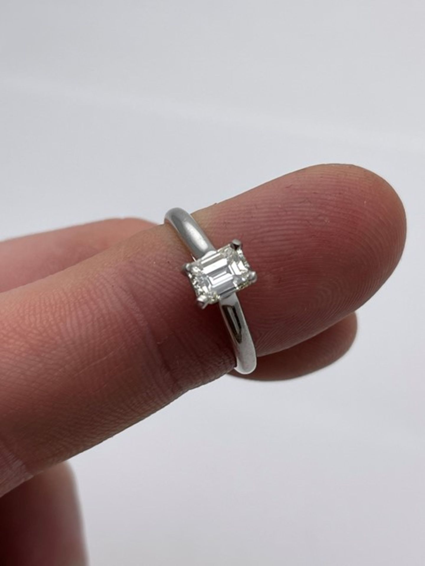 ***£5125.00*** 18CT WHITE GOLD EMERALD CUT DIAMOND RING, TOTAL DIAMOND WEIGHT- 0.75CT, CLARITY- - Image 2 of 3