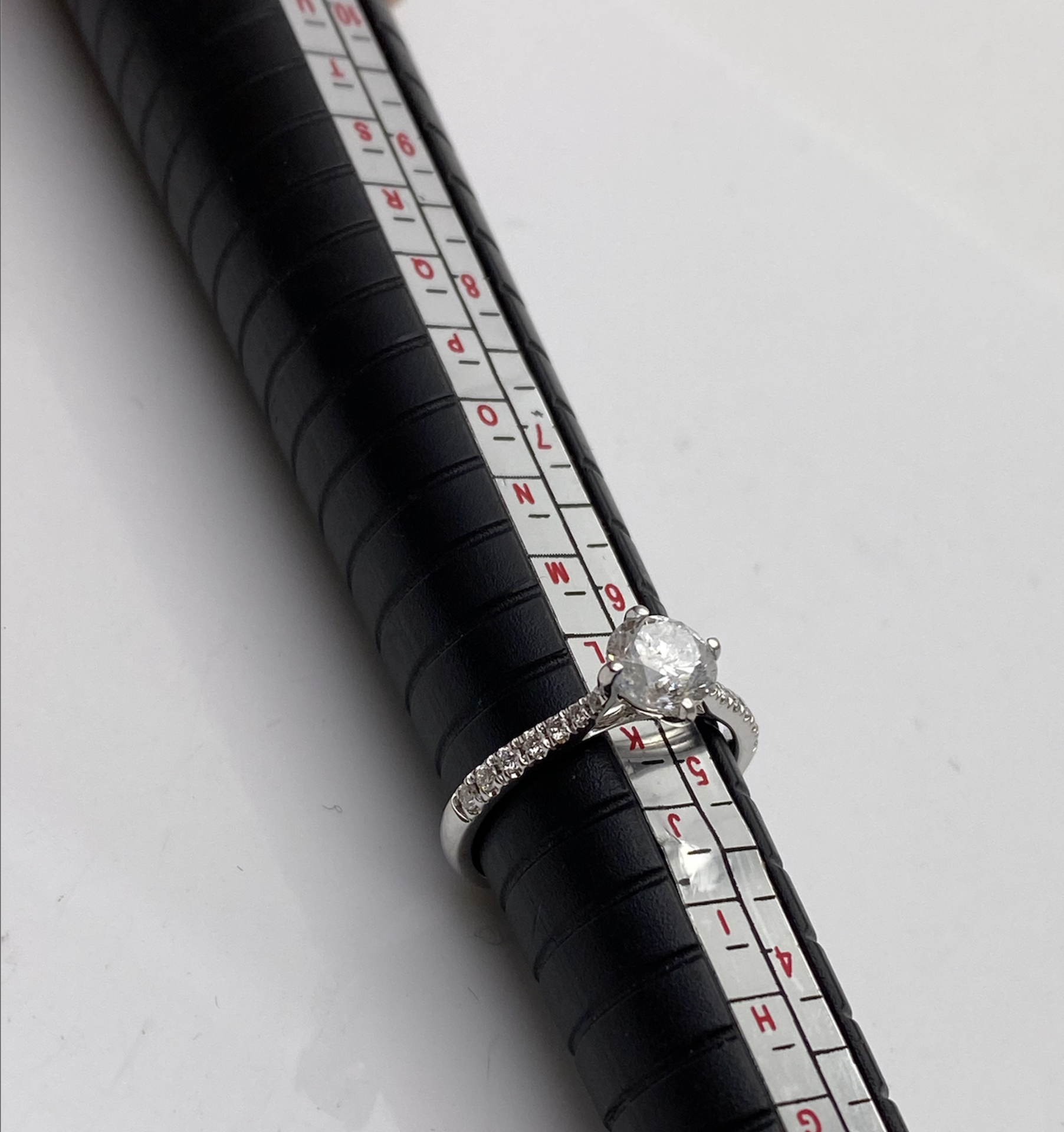 ***£4995.00*** 18CT WHITE GOLD LADIES DIAMOND SOLITAIRE RING SET WITH DIAMONDS ON THE SHANK, TOTAL - Image 3 of 4